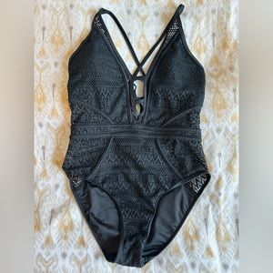 SOCIALA Women's Crochet One Piece Swimsuit Size M